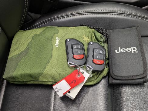 Used 2022 Jeep Wrangler Unlimited Sahara w/ Cold Weather Group image 13