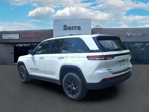 Used 2024 Jeep Grand Cherokee Altitude AWD/4WD image 5
