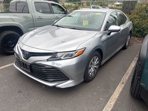 Used 2020 Toyota Camry LE image 4