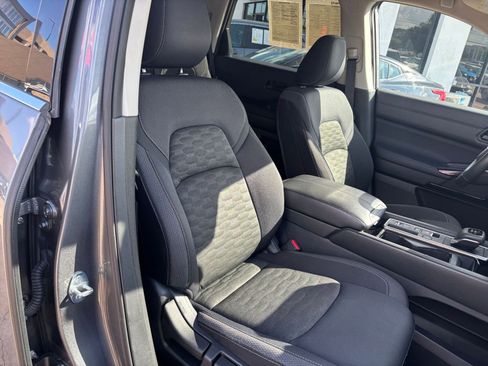 Used 2025 Nissan Pathfinder SV FWD image 39