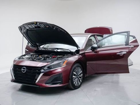 Used 2024 Nissan Altima 2.5 SV image 18