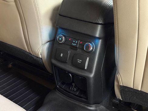 Used 2019 Ford Explorer Limited image 27