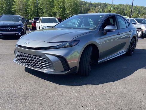 Used 2025 Toyota Camry SE image 7