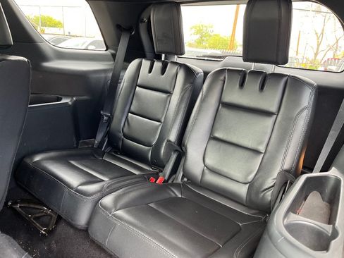 Used 2018 Ford Explorer XLT w/ Equipment Group 202A FWD image 14
