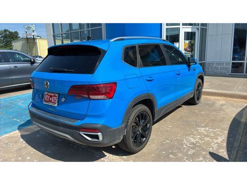 Used 2023 Volkswagen Taos SE FWD image 2