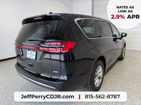 New 2027 Chrysler Pacifica Select AWD/4WD image 3