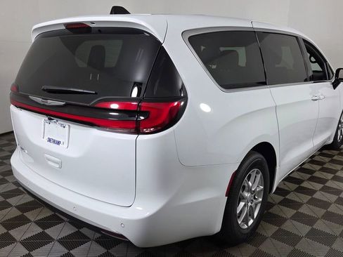 New 2026 Chrysler Pacifica Select image 7