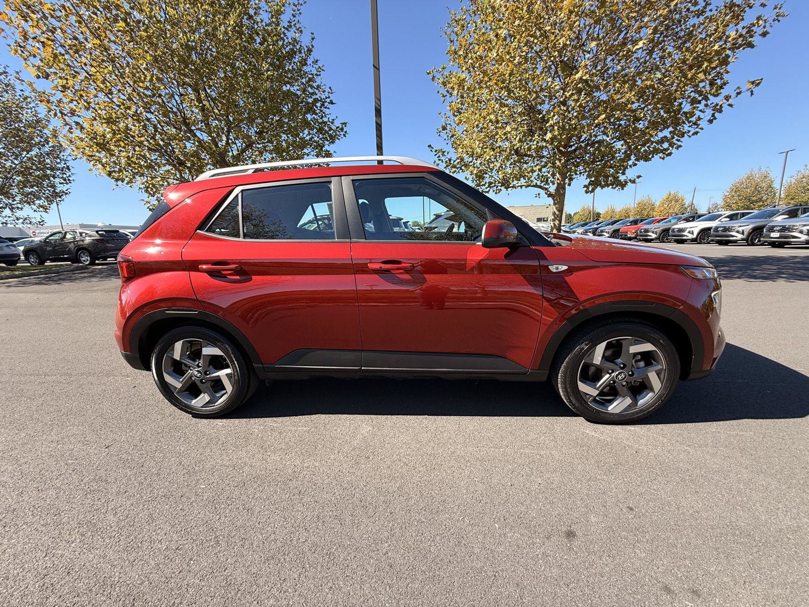 Used 2024 Hyundai Venue Limited FWD image 4