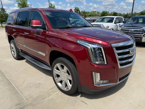 Used 2019 Cadillac Escalade Luxury RWD image 3