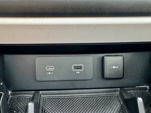 Used 2020 Land Rover Defender 110 SE image 27