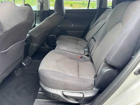 Used 2021 Toyota Highlander LE FWD image 21