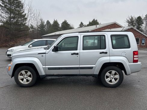 Used 2010 Jeep Liberty Sport image 2