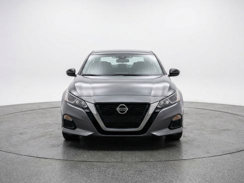 Used 2025 Nissan Altima 2.5 SV FWD image 2