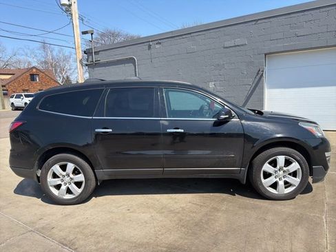 Used 2017 Chevrolet Traverse LT w/ Style and Technology Package FWD image 9