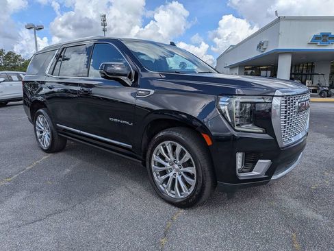 Used 2022 GMC Yukon Denali w/ Advanced Technology Package AWD/4WD image 3