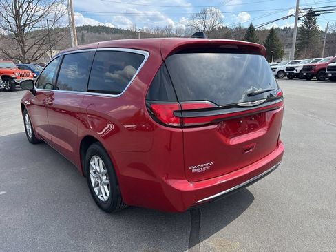 Used 2025 Chrysler Pacifica Select FWD image 3