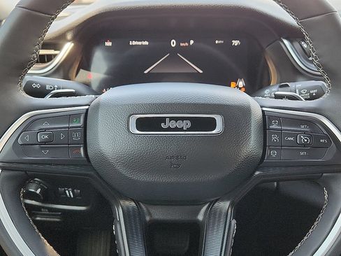 Used 2025 Jeep Grand Cherokee Altitude AWD/4WD image 11