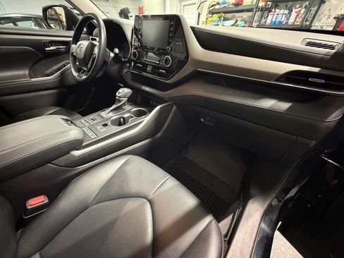 Used 2021 Toyota Highlander XLE AWD/4WD image 27