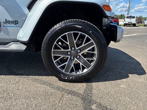 Used 2023 Jeep Wrangler Unlimited Sahara AWD/4WD image 9