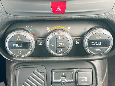 Used 2017 Jeep Renegade Latitude w/ Popular Equipment Group FWD image 15