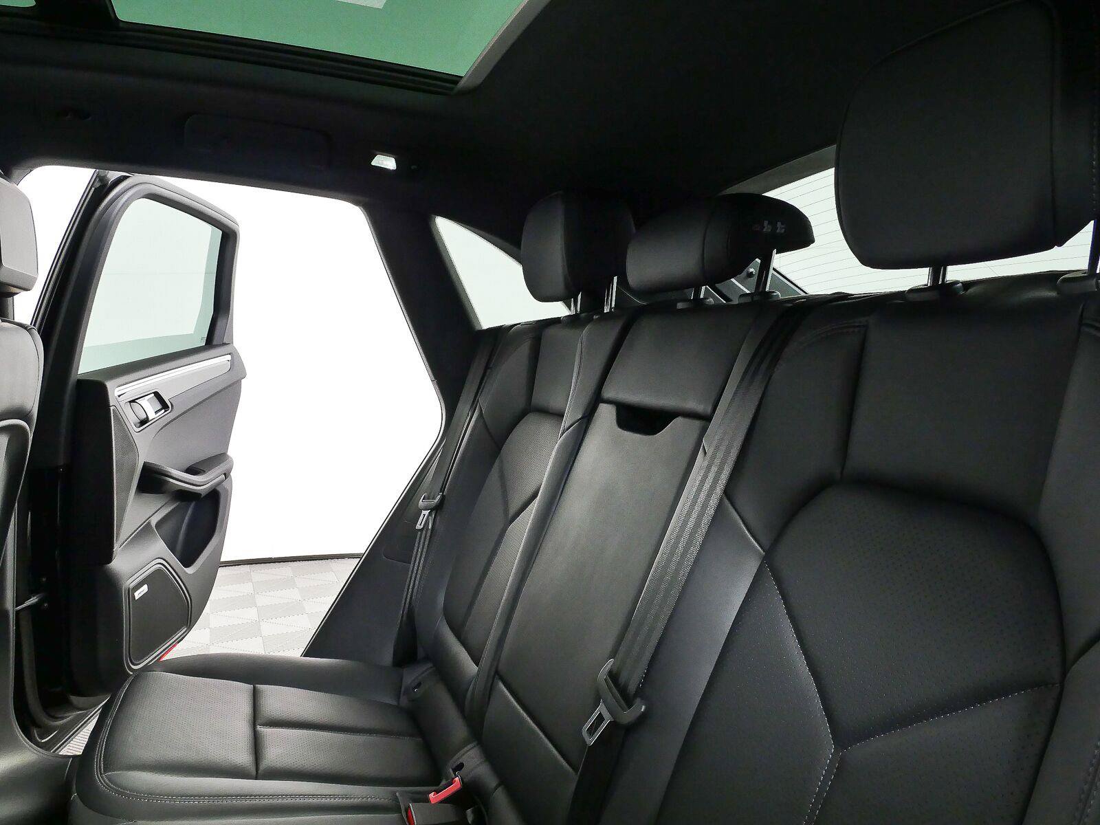 New 2026 Porsche Macan Turbo AWD/4WD image 23