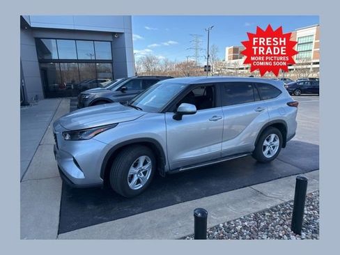 Used 2024 Toyota Highlander LE image 1