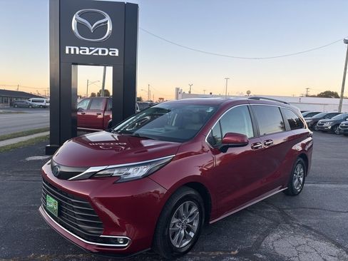 Used 2023 Toyota Sienna XLE image 4