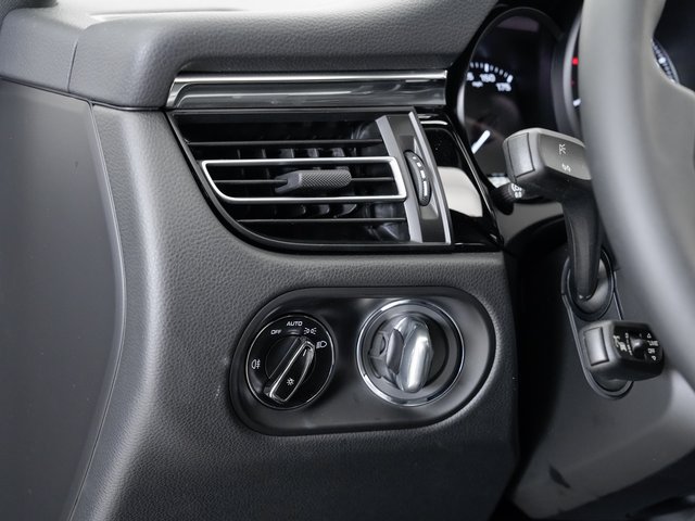 Certified 2025 Porsche Macan AWD/4WD image 11