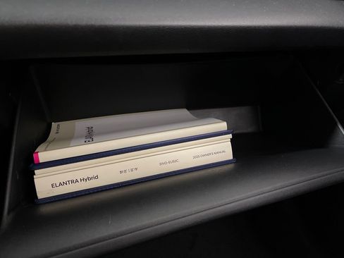 Certified 2025 Hyundai Elantra Limited FWD image 27