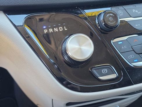 Used 2024 Chrysler Pacifica Touring-L image 31