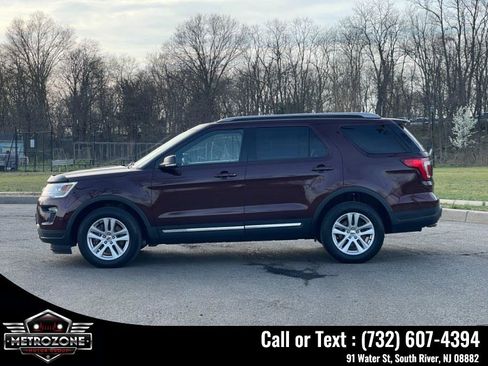 Used 2018 Ford Explorer XLT w/ Equipment Group 202A AWD/4WD image 6
