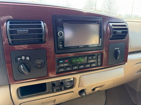 Used 2006 Ford F350 Lariat image 25