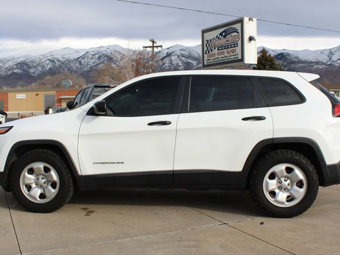 Used 2017 Jeep Cherokee Sport w/ Cold Weather Group image 35