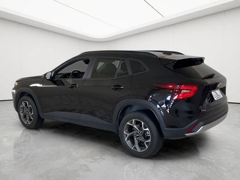 Used 2025 Chevrolet Trax LT FWD image 11