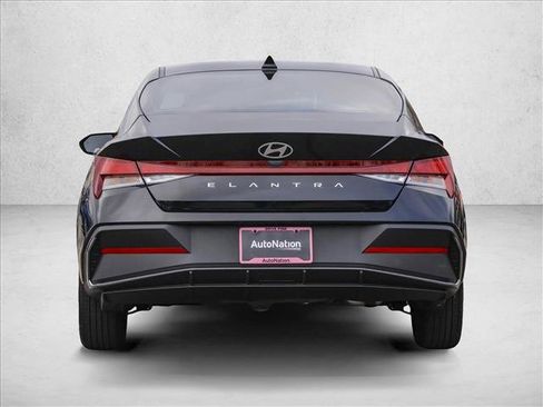 Certified 2025 Hyundai Elantra SE image 6