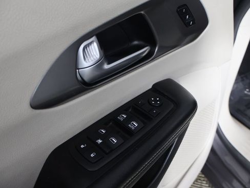 Used 2023 Chrysler Pacifica Touring-L FWD image 36