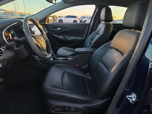 Used 2017 Chevrolet Malibu LT w/ Leather Package FWD image 8