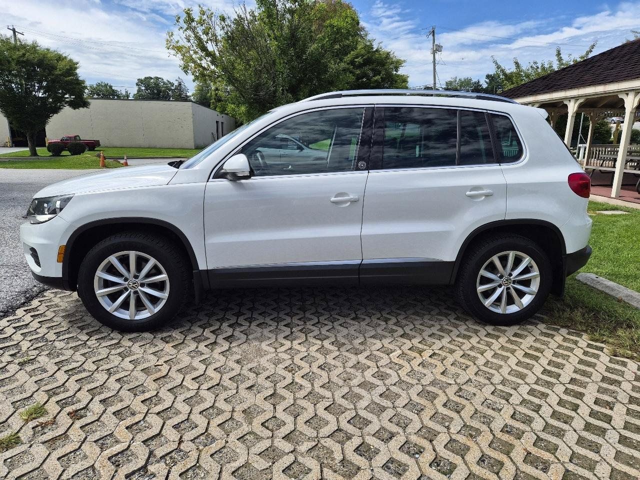 Used 2017 Volkswagen Tiguan Wolfsburg Edition AWD/4WD image 4