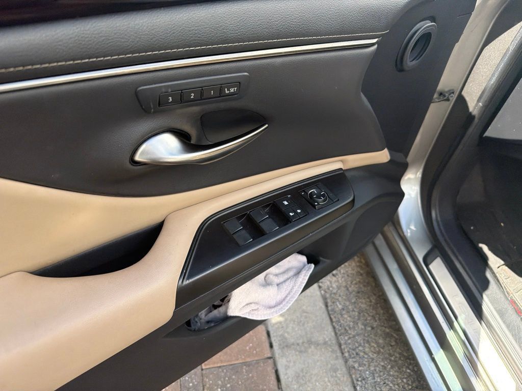 Used 2019 Lexus ES 350 w/ Premium Package FWD image 17