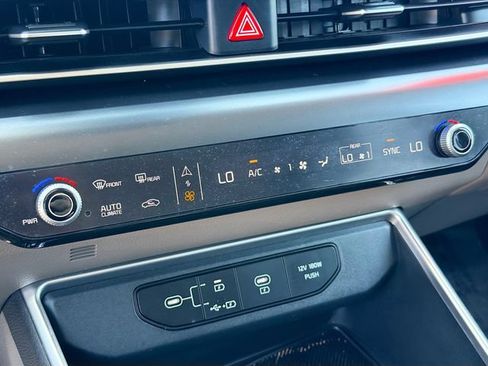 Used 2025 Kia Carnival FWD image 16