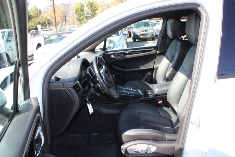 Used 2018 Porsche Macan AWD/4WD image 11