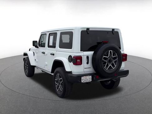 Used 2025 Jeep Wrangler Sahara image 11
