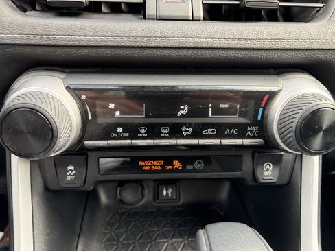 Used 2019 Toyota RAV4 LE w/ All Weather Liner Package AWD/4WD image 22