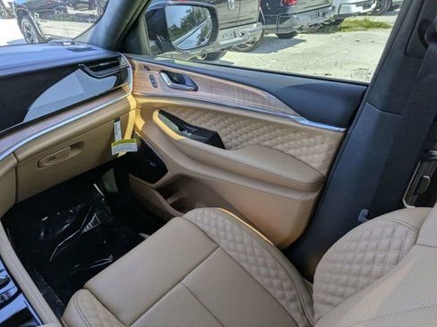 New 2026 Jeep Grand Cherokee Summit w/ Obsidian Package AWD/4WD image 18