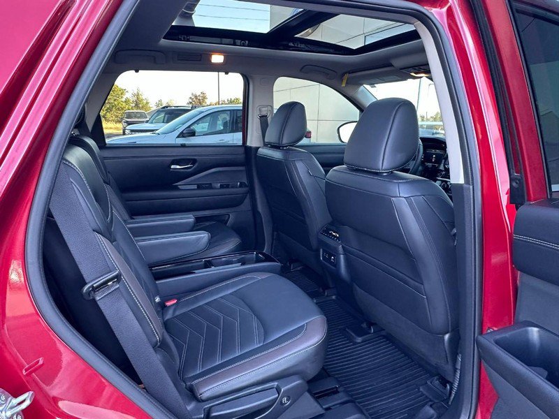 Used 2024 Nissan Pathfinder Platinum AWD/4WD image 16