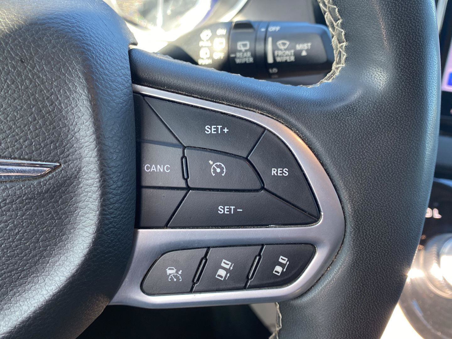 Used 2023 Chrysler Pacifica Touring-L FWD image 19