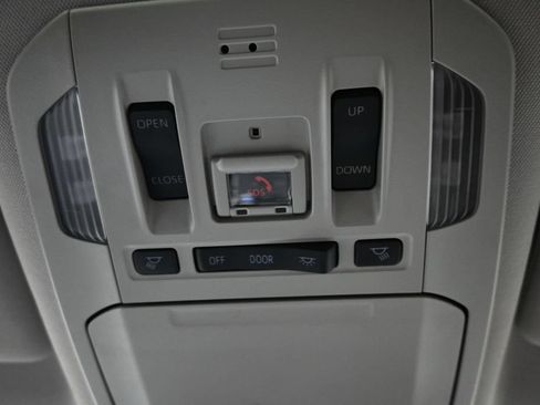 Used 2023 Toyota Highlander XLE AWD/4WD image 23