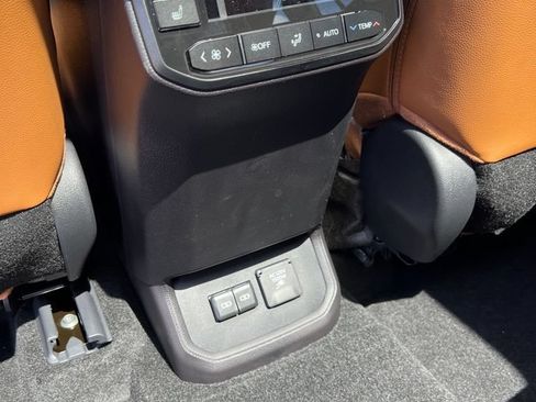 New 2026 Toyota Highlander Platinum AWD/4WD image 17