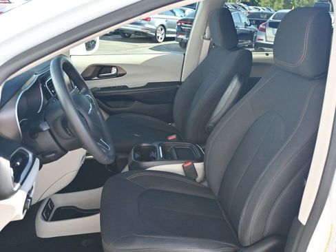 Used 2018 Chrysler Pacifica Touring Plus image 13