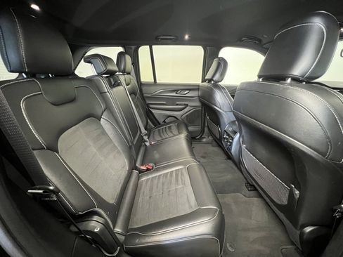 Used 2024 Jeep Grand Cherokee Altitude image 8